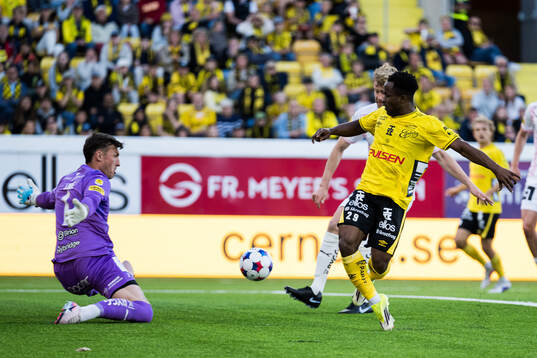 Elfsborgs Momoh Ibrahim Kamara och Häckens målvakt