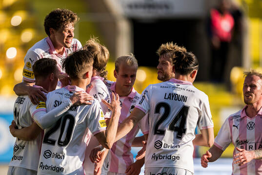 Häckens Silas Andersen jublar med lagkamrater