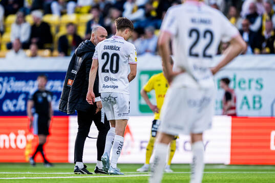Häckens Adrian Svanbäck lämnar planen