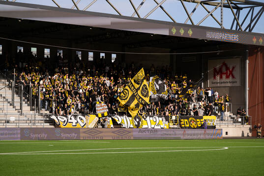 Häckens supportrar på läktaren