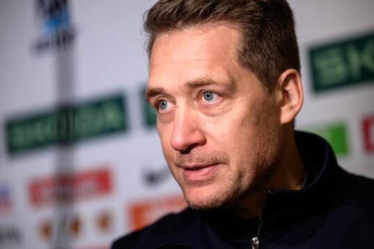 Head coach Sam Hallam of Sweden