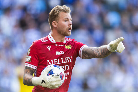 Mjällbys målvakt Robin Wallinder reagerar