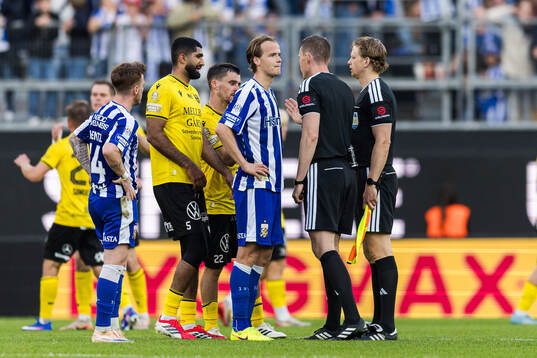IFK Göteborgs August Erlingmark pratar med Domare Oscar