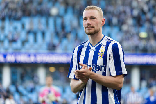 IFK Göteborgs Adam Bergmark Wiberg tackar publiken