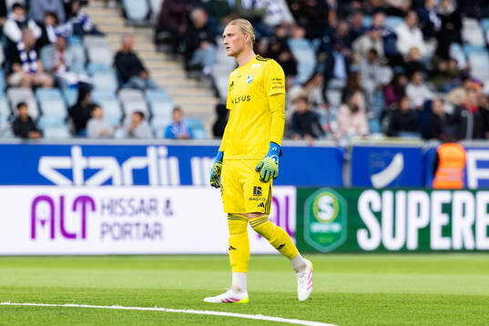 Östers målvakt Carl Lundahl Persson deppar
