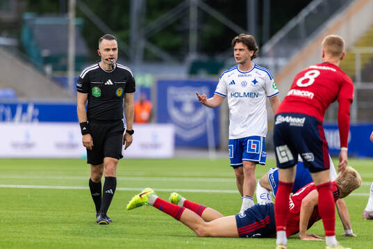 Domare Jasmin Svraka och IFK Norrköpings Viktor