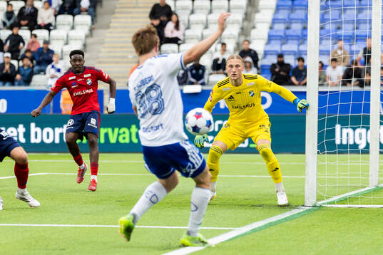 Östers Raymond Adjei och målvakt Carl Lundahl Persson