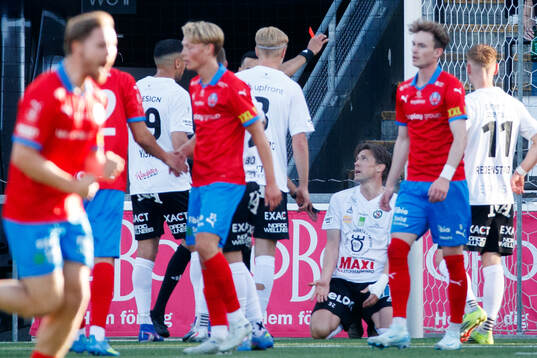 Örebros John Stenberg får rött kort