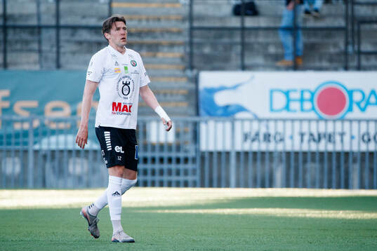 Örebros John Stenberg lämnar planen