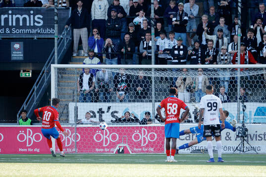 Helsingborgs Max Svensson gör 0-1 på straff mot Örebros