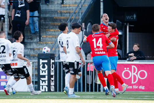Helsingborgs Ervin Gigovic och Max Svensson jublar