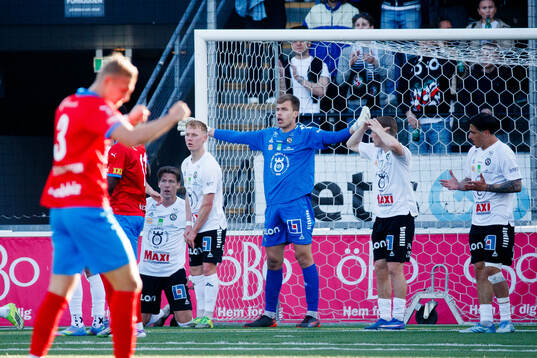 Örebros målvakt Jakub Ojrzynski deppar