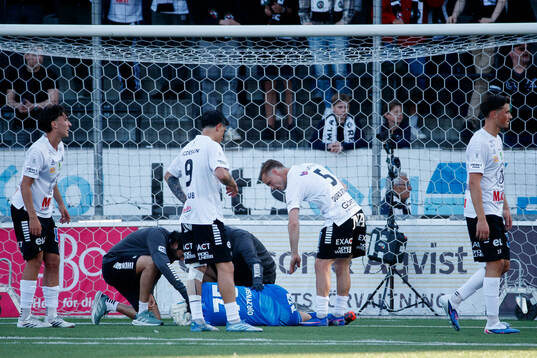 Örebros målvakt Jakub Ojrzynski har ont