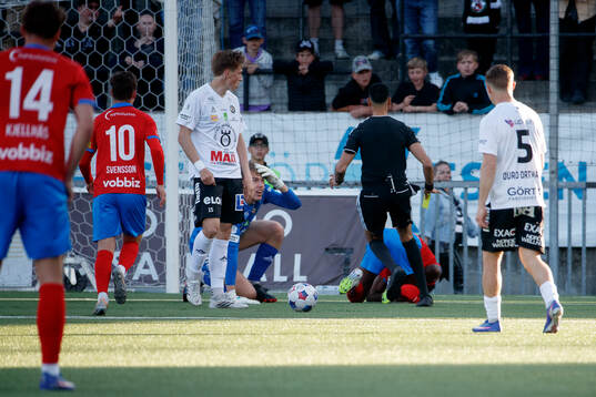 Örebros målvakt Jakub Ojrzynski och Helsingborgs Adam
