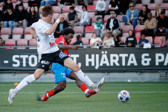 Örebros Lowe Astvald och Helsingborgs Kevin Nyarko