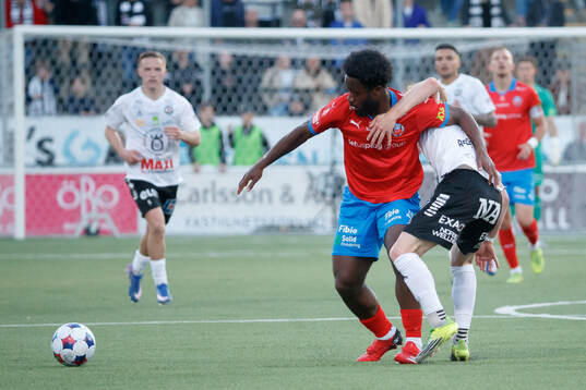 Helsingborgs Kevin Nyarko och Örebros Marlon Wowoah