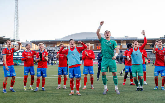 Helsingborgs Max Svensson och målvakt Johan Brattberg