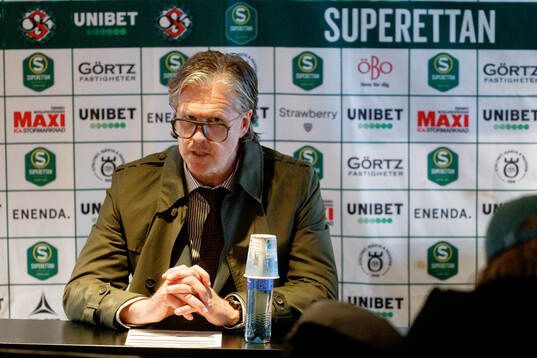 Örebros tränare Rikard Norling på presskonferensen