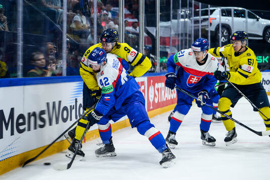 Linus Karlsson and Emil Heineman against Aurel Naus and