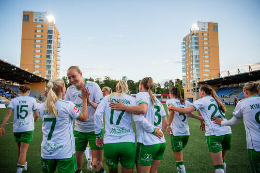 Hammarbys Emilie Joramo jublar