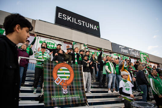 Hammarbys supportrar jublar