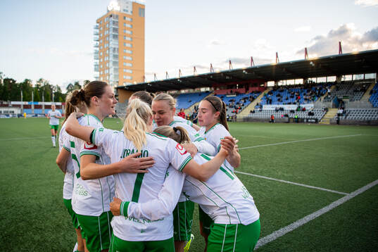 Hammarbys Emilie Joramo jublar