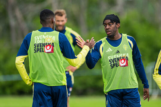 Alexander Isak and Anthony Elanga of the Swedish national