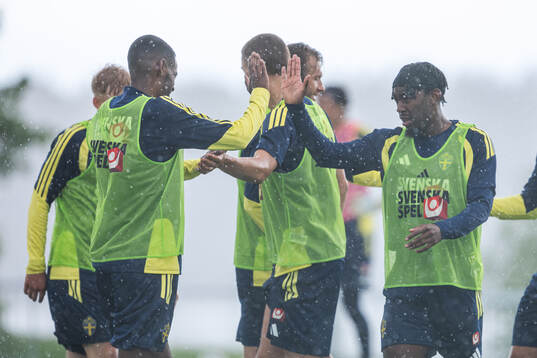 Alexander Isak and Anthony Elanga of the Swedish national