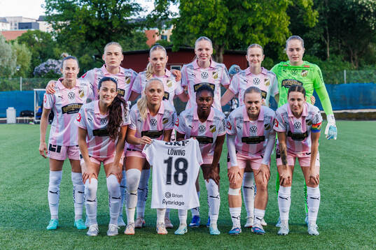 Häckens spelare med matchtröja för lagkamraten Lisa