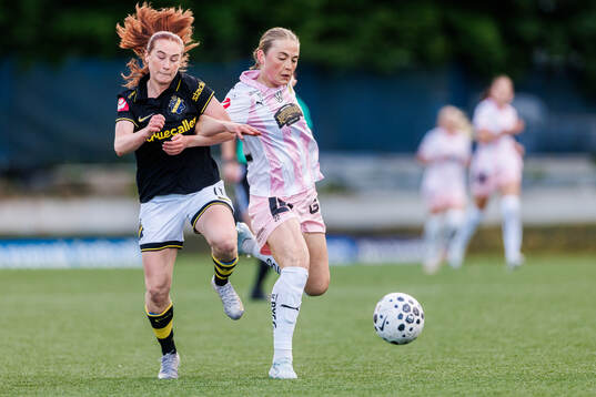 AIKs Ella Reidy och Häckens Paulina Nyström