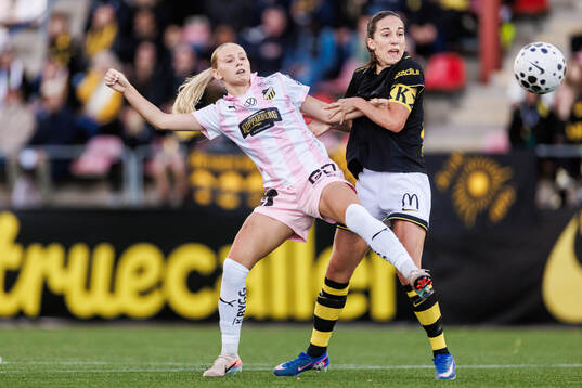 Häckens Tilde Karlsson och AIKs Anna Oskarsson