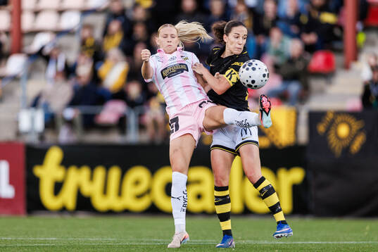 Häckens Tilde Karlsson och AIKs Anna Oskarsson