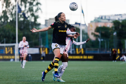 AIKs Anna Oskarsson och Häckens Monica Jusu Bah