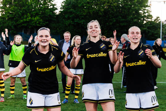 AIKs Ellie Junetoft, Linda Sembrant och Nova Selin jublar