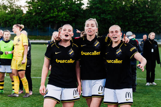 AIKs Ellie Junetoft, Linda Sembrant och Nova Selin jublar