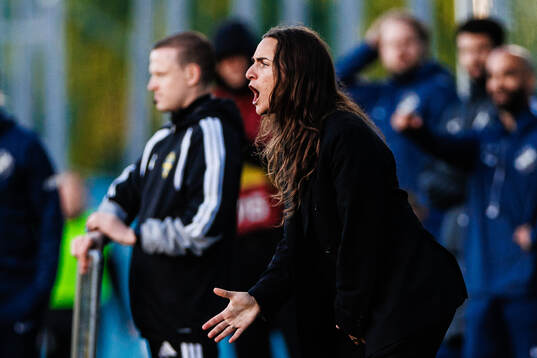 Häckens tränare Elena Sadiku reagerar