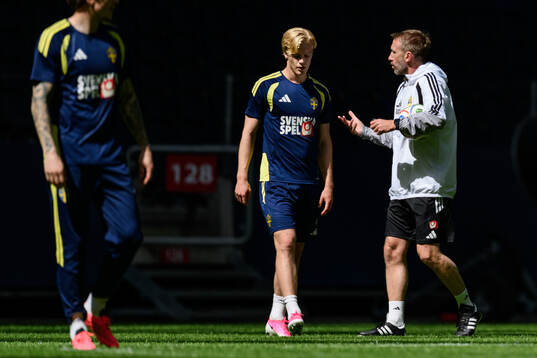 Lucas Bergvall and Head coach Graham Potter of the Swedish