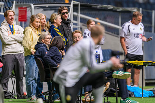 The artist Thomas Stenström at a training session with the