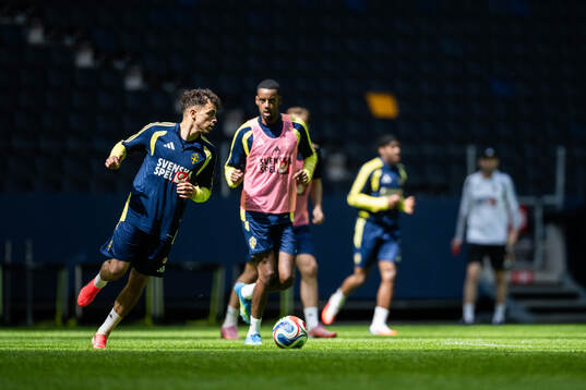 Yasin Ayari and Alexander Isak of the Swedish national