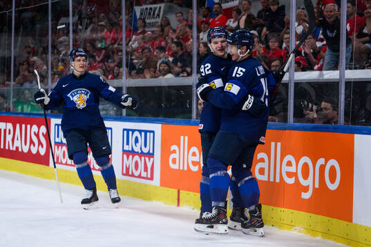 Lenni Hämeenaho and Anton Lundell of Finland celebrates