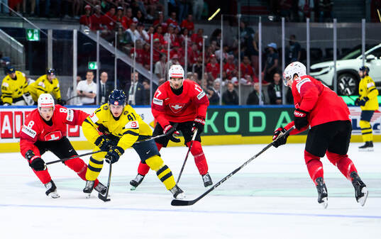 Simon Knak of Switzerland and Ivar Stenberg of Sweden