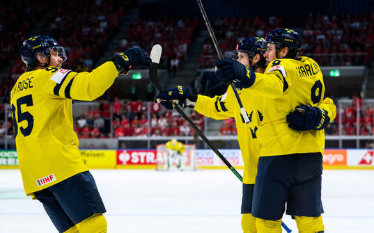 Linus Karlsson celebrates with Jacob De La Rose and Oliver
