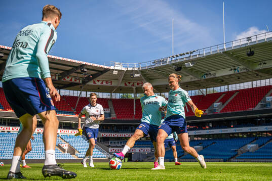 Set-piece coach Pål Fjelde, Julian Ryerson and Thelo