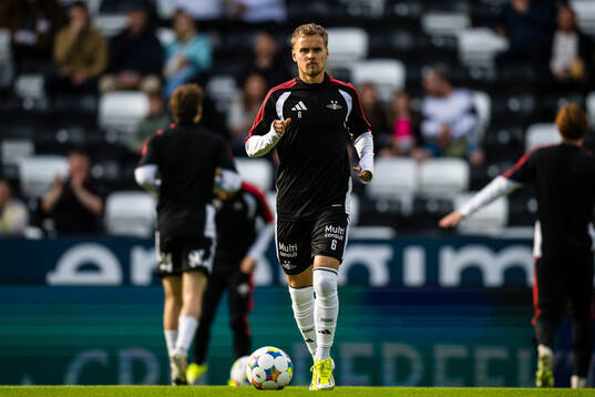 Santeri Leevi Oliver Väänänen of Rosenborg warms up
