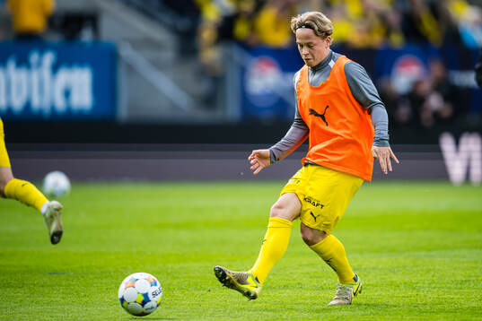 Sondre Auklend of Bodø/Glimt warms up