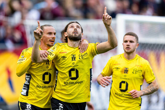 Elfsborgs Arber Zeneli och Niklas Hult jublar