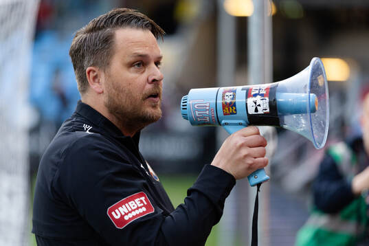 Örgrytes tränare Andreas Holmberg pratar med supportrarna