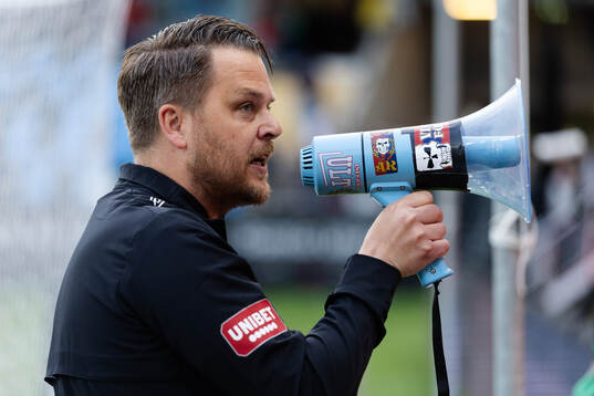 Örgrytes tränare Andreas Holmberg pratar med supportrarna