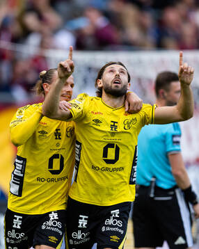 Elfsborgs Arber Zeneli jublar ihop med Niklas Hult