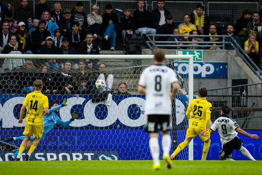 Dino Islamovic of Rosenborg scores the 2-1 goal